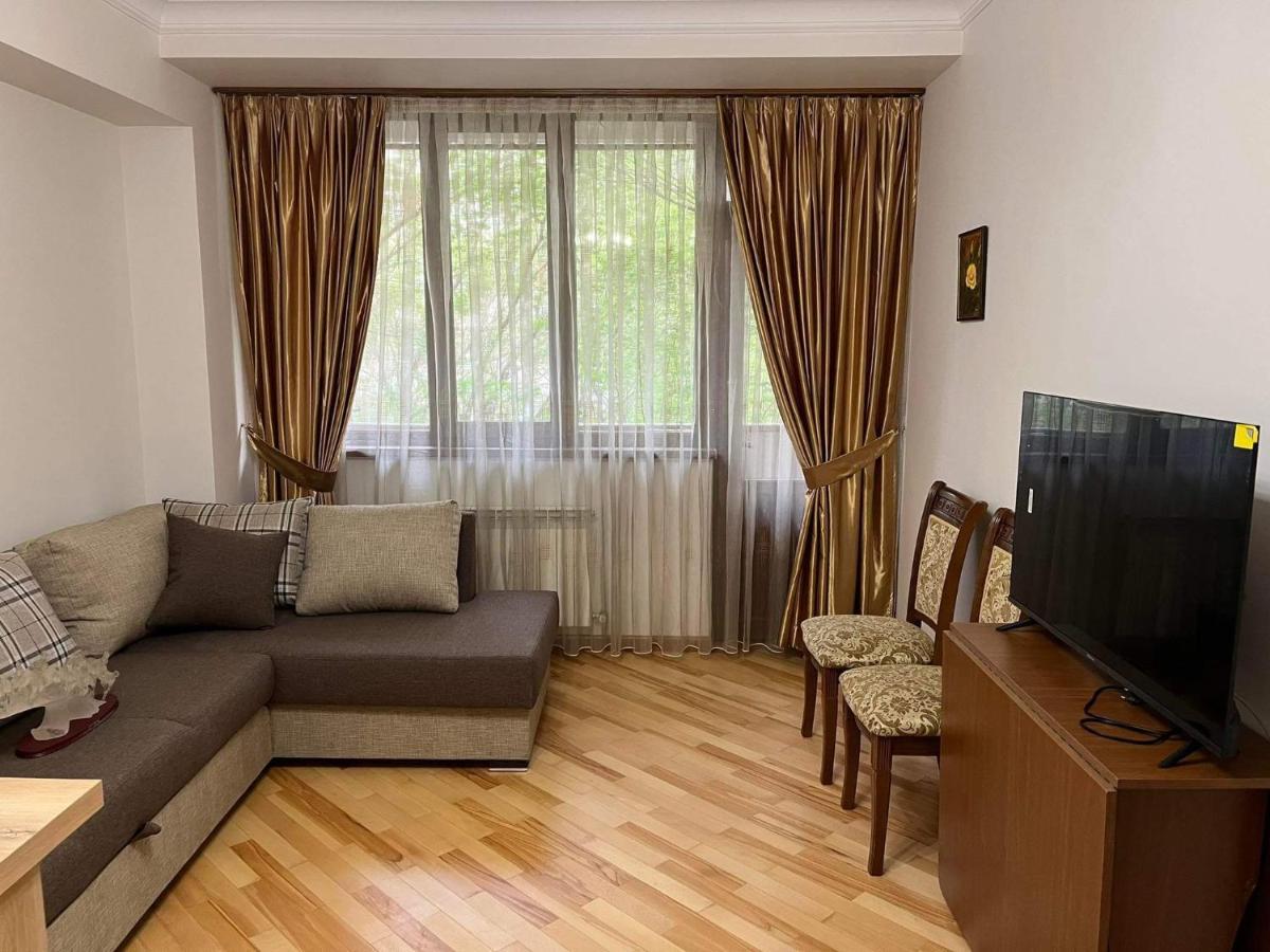 Apartment In City Center 耶烈万 外观 照片